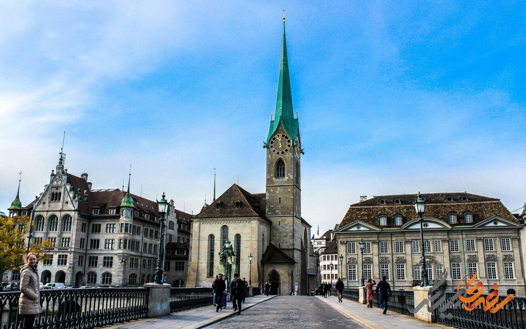  کلیسای فرومونستر زوریخ با معماری خیره کننده و تاریخی پربار، یکی از مهم‌ترین جاذبه‌های گردشگری و دیدنی های زوریخ است.