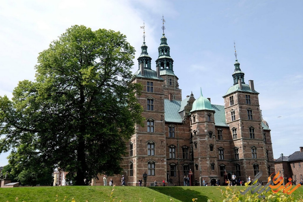  این کاخ باشکوه که به دستور کریستین چهارم پادشاه دانمارک در قرن هفدهم ساخته شده است، ترکیبی از معماری رنسانس و باروک است و به عنوان یکی از زیباترین کاخ‌های اروپا شناخته می‌شود.