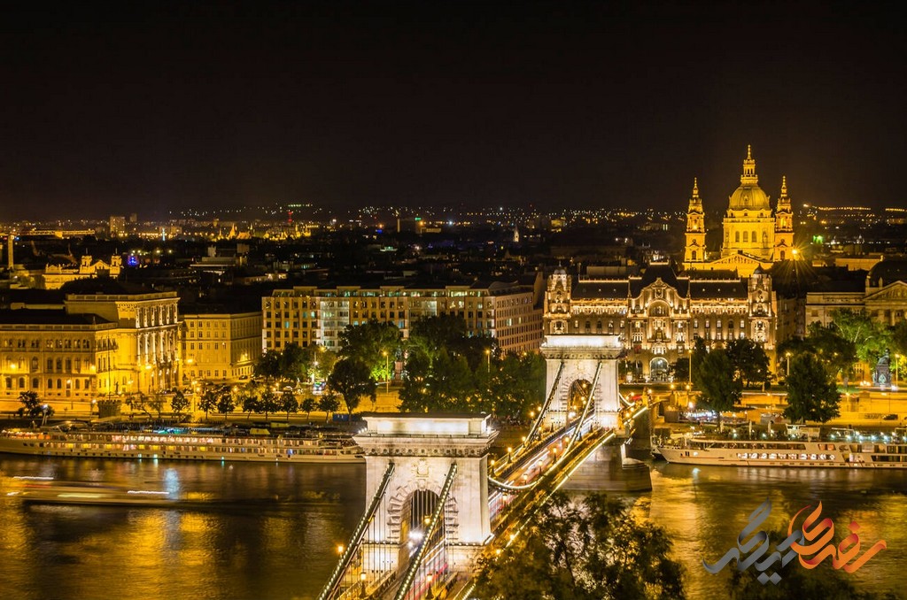  پل زنجیر به عنوان یکی از مهم‌ترین نمادهای بوداپست  کشور مجارستان شناخته می‌شود. این پل به دلیل معماری خیره‌کننده‌اش، یکی از پربازدیدترین مکان‌های گردشگری در شهر بوداپست است