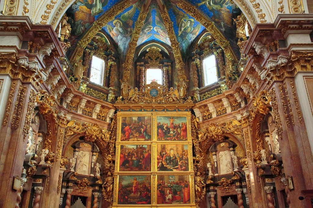 ین کلیسا ، همچنین محل نگهداری چندین اثر هنری ارزشمند و تاریخی است که به طور خاص از جمله نقاشی‌های معروف و آثار مجسمه‌سازی می‌باشد