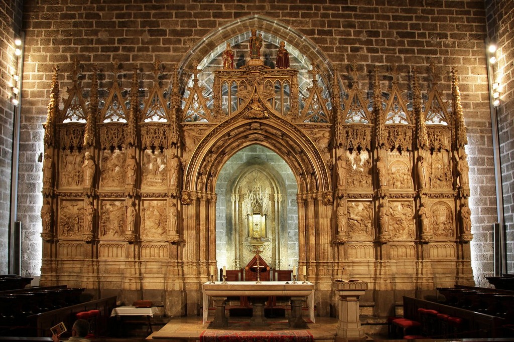 در داخل کلیسا، سقف‌های چوبی با نقاشی‌های دستی، پنجره‌های رنگی، کتیبه‌ها و مجسمه‌های قرن‌ها پیش به چشم می‌خورد.