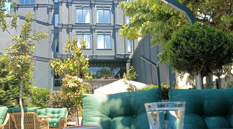 هتل پورتا رومانوس استانبول یکی از بهترین و مجلل‌ترین هتل‌های استانبول است که در نزدیکی منطقه تاریخی سلطان احمد واقع شده است.