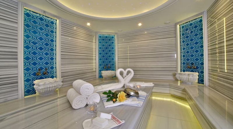 هتل اوران 4 ستاره یکی از بهترین گزینه‌ها برای اقامت در هتل های استانبول است. این هتل در منطقه‌ای آرام و دلنشین قرار گرفته است و دسترسی آسانی به مراکز خرید، تفریحی و گردشگری شهر دارد. هتل اوران با ارائه خدمات و امکانات مدرن و به روز، تجربه‌ای فراموش نشدنی برای میهمانان خود رقم می‌زند.