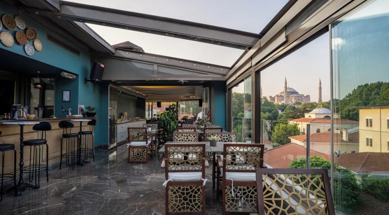 هتل یاسماک سلطان استانبول یکی از لوکس ترین هتل‌های استانبول است که با دکوراسیون مدرن و سنتی ترکیه‌ای خود چشم هر بیننده‌ای را به خود جلب می‌‌کند. این هتل پنج ستاره با امکانات رفاهی عالی، اتاق‌های مجلل و منظره‌های فوق‌العاده ای از اوراسیا و دریای مرمره، میزبان گردشگران بسیاری از سراسر دنیا بوده است. معماری هتل به گونه‌ای طراحی شده که بازدیدکنندگان را به دوران شکوه و عظمت امپراتوری عثمانی برده و آنها را با تاریخ غنی ترکیه آشنا می‌کند.