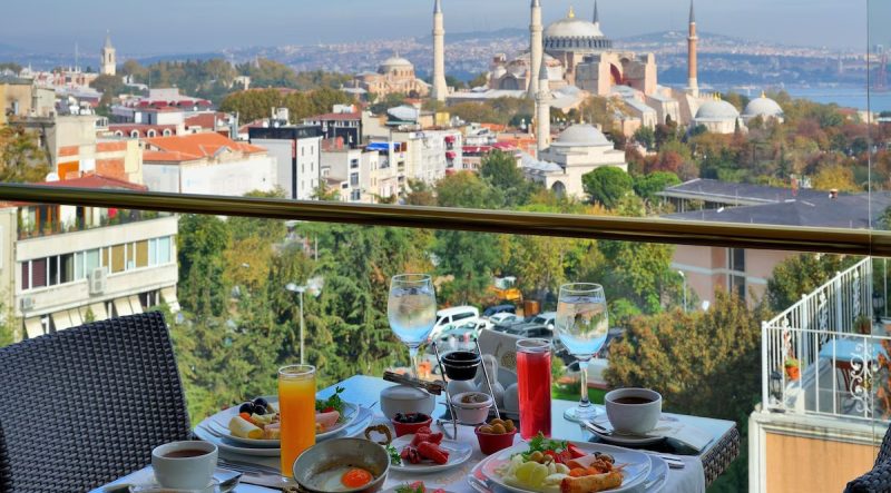 هتل بورکین یکی از برترین و لوکس ترین هتل‌های استانبول می‌باشد که با ارائه خدمات و امکانات عالی، توانسته است جایگاه خود را در میان هتل‌های برجسته دنیا تثبیت کند. این هتل به دلیل موقعیت مکانی مناسب و دسترسی آسان به جاذبه‌های گردشگری و مراکز تجاری، مورد استقبال گردشگران و مسافران تجاری قرار گرفته است.