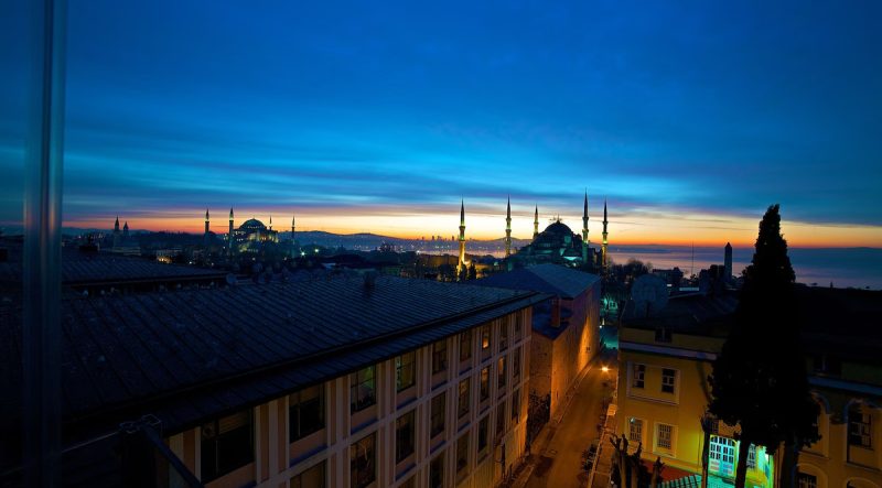 هتل لیدی دایانا یکی از معروف و محبوب ترین هتل های استانبول می باشد که با امکانات و خدمات عالی خود، میزبان مسافران و گردشگرانی از سراسر دنیا است. این هتل با معماری زیبا و دکوراسیون شیک و مدرن، یکی از بهترین گزینه های اقامتی برای علاقه مندان به این شهر تاریخی است.