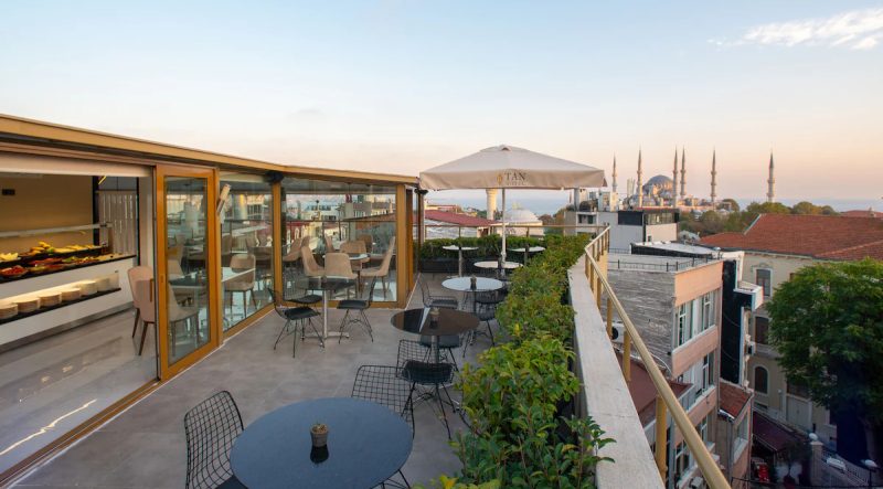 تان هتل اسپشیال کلاس استانبول یکی از مدرن ترین و با کیفیت ترین هتل های استانبول است که در منطقه تاریخی استانبول واقع شده است.