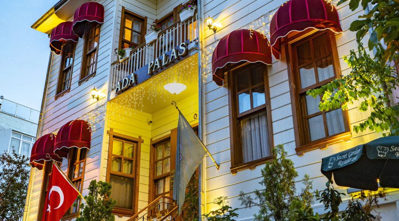 هتل آدا پالاس یکی از شیک و لوکس ترین در جزیره بویوكادا هتل‌های استانبول است که با معماری اروپایی و دکوراسیون داخلی مدرن و زیبا، توجه هر مسافری را به خود جلب می‌کند.