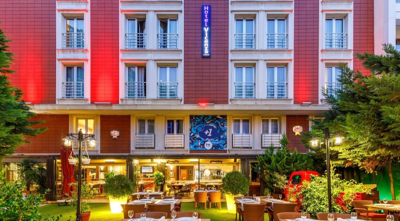 هتل ویچنزا استانبول یکی از معروف و مجلل ترین هتل‌های استانبول می‌باشد. این هتل با معماری مدرن و دکوراسیون شیک و لوکس، می‌تواند تجربه‌ای فراموش نشدنی را برای مهمانان خود فراهم کند.