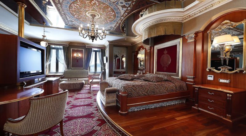 هتل فوات پاشا یالیسی استانبول در منطقه تاریخی و زیبای فوات پاشا واقع شده است که با معماری دوره عثمانی خود به یکی از مکان های ویژه و منحصر به فرد تبدیل شده است. این هتل در اصل یک عمارت تاریخی متعلق به سلطنت عثمانی بوده که پس از بازسازی کامل به هتل تبدیل شده است.