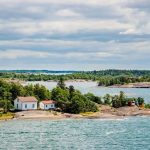 مجمع الجزایر آلند فنلاند یکی از زیباترین و دیدنی‌ های فنلاند است که در دریای بالتیک واقع شده است. این مجموعه شامل بیش از ۶۵۰۰ جزیره و جزیره‌چه می‌باشد که تنها حدود ۶۰ جزیره آن دارای سکنه دائمی هستند.