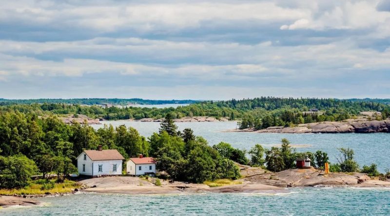 مجمع الجزایر آلند فنلاند یکی از زیباترین و دیدنی‌ های فنلاند است که در دریای بالتیک واقع شده است. این مجموعه شامل بیش از ۶۵۰۰ جزیره و جزیره‌چه می‌باشد که تنها حدود ۶۰ جزیره آن دارای سکنه دائمی هستند.