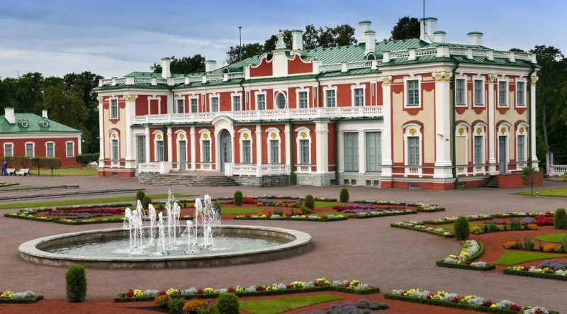 پارک و عمارت کادریورگ یکی از جاذبه‌های گردشگری بسیار زیبا و چشم‌گیر کشور استونی است که در شهر تالین واقع شده‌ است. این مجموعه تاریخی و فرهنگی شامل یک پارک بزرگ و درختان سرسبز و همچنین یک عمارت باشکوه می‌باشد که در سال ۱۷۲۵ به دستور پتر کبیر، تزار روسیه ساخته شده است.