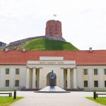 در پایان، بازدید از موزه ملی لیتوانی تجربه‌ای فرهنگی و آموزشی برای هر بازدید کننده‌ای است. این موزه با نمایشگاه‌های متنوع و غنی خود از تاریخ و هنر لیتوانی، امکان فهم عمیق‌تری از فرهنگ و میراث این کشور را فراهم می‌کند. موزه ملی لیتوانی نه تنها برای کسانی که به تاریخ علاقه‌مند هستند بلکه برای همه کسانی که به دنبال کسب دانش و ارتباط با فرهنگ‌های مختلف هستند، ارزشمند است.