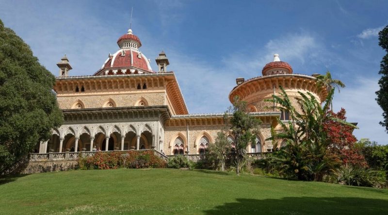 کاخ مونسراته - بیان‌گر ترکیبی از سبک‌های معماری شرقی و غربی