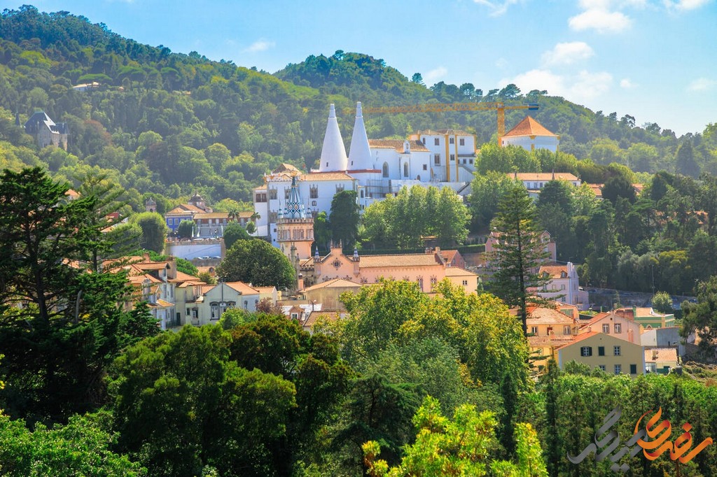 قصر ملی سینترا یکی از زیباترین جاذبه های گردشگری کشور پرتغال و از دیدنی های شهر سینترا واقع شده است