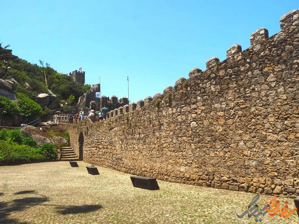 قلعه موروها با تاریخچه دیرینه و معماری خاص خود، یکی از میراث تاریخی و جاذبه‌های گردشگری مهم در شهر سینترا است. 