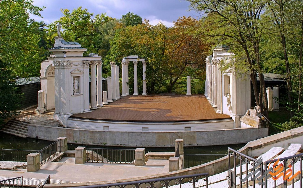پارک لازینکی Parc Łazienki علاوه بر طبیعت زیبا و فضای سبز فراوان، دارای چندین بنای تاریخی و معماری است که بسیار دیدنی هستند.