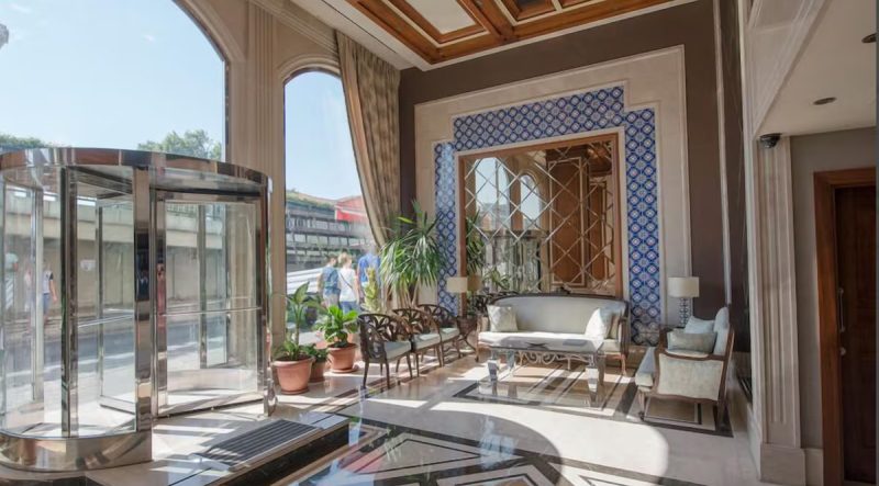 هتل گرند دورماز یکی از هتل‌های استانبول است که در قلب شهر واقع شده است. این هتل با امکانات رفاهی و خدمات متنوع، توانسته است میزبان بسیاری از مسافران و گردشگرانی باشد که به دنبال اقامتی راحت و لوکس هستند.