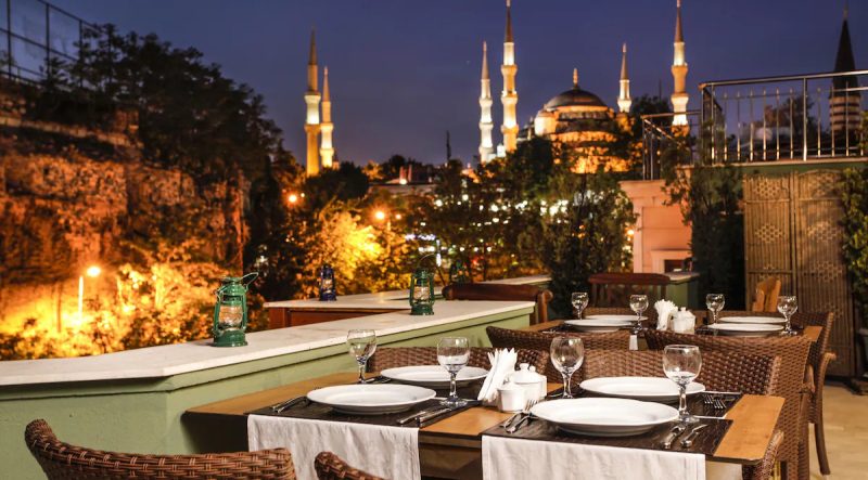 هتل ارگووان استانبول یکی از هتل های معروف و محبوب در هتل های استانبول است. این هتل در مرکز شهر و در نزدیکی مکان های تاریخی و دیدنی استانبول قرار گرفته است. با اقامت در این هتل می توانید به راحتی به مکان هایی مانند مسجد سلطان احمد، موزه آیاصوفیا و بازار بزرگ رفته و از جاذبه های گردشگری استانبول لذت ببرید.